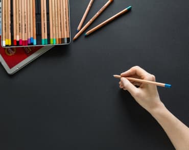 girl draws